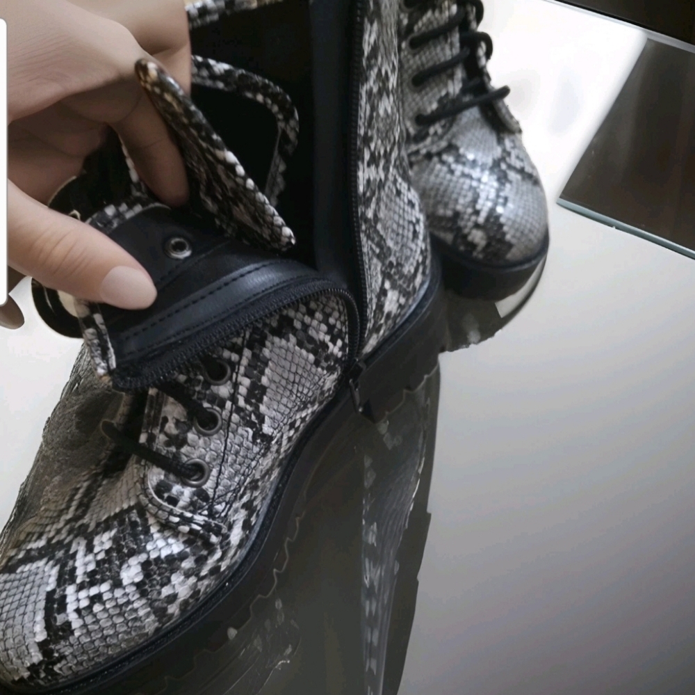 Adorable pre-loved Indigo Side Zip faux Snake Skin Combat Boots Sz 6. - Picture 3 of 8
